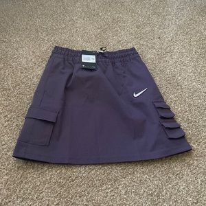 Nike Standard Fit Cargo skirt